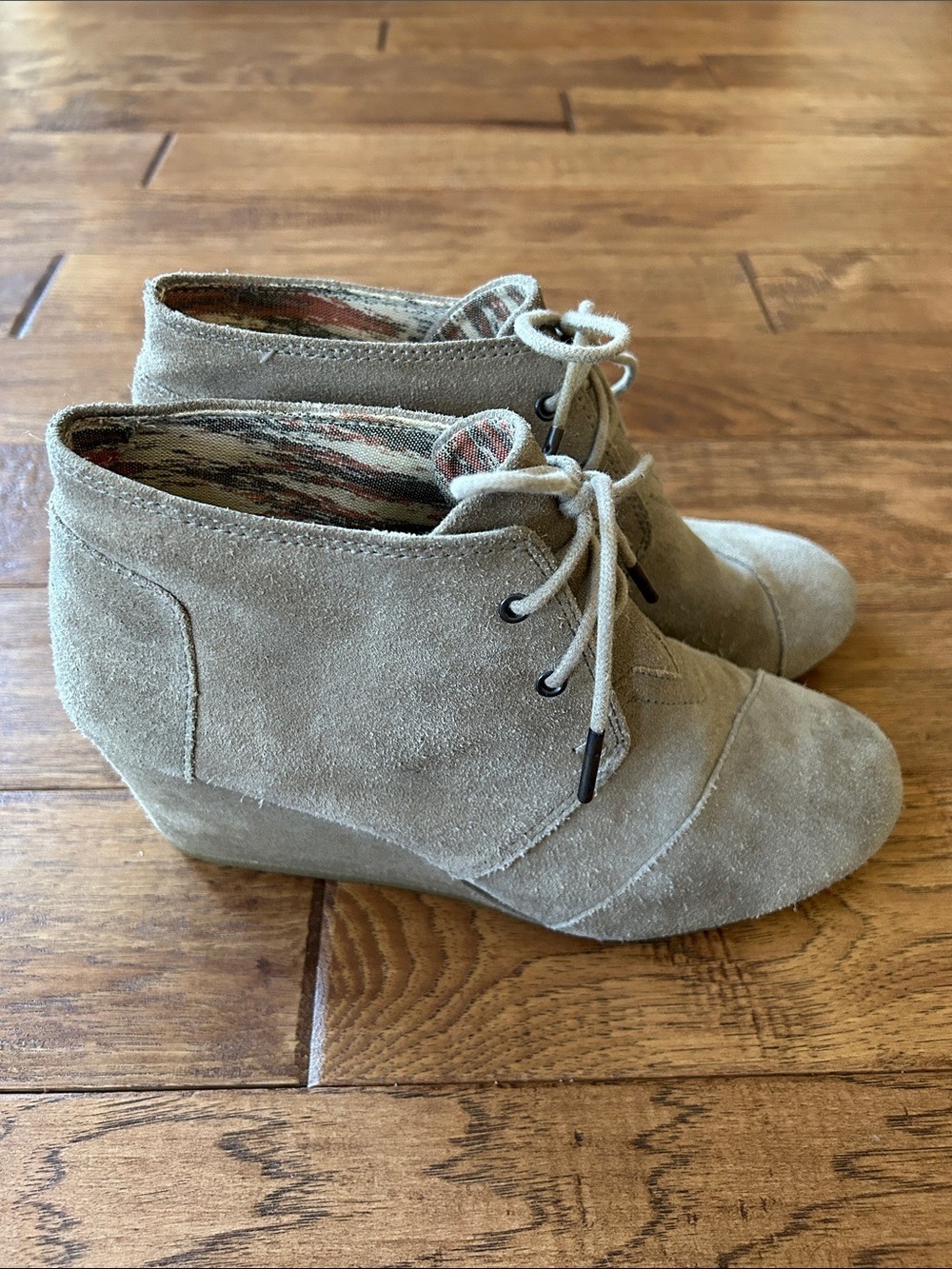 Toms Desert Wedge Ankle Bootie Taupe Suede Leather Womens Size 9